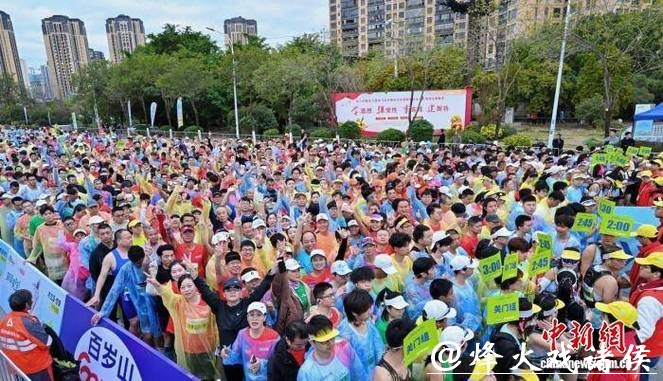 2025莆田马拉松举行 万余名跑者聚“妈祖故里”共绘城市奔跑画卷 2025莆田马拉松举行 万余名跑者聚“妈祖故里”共绘城市奔跑画卷